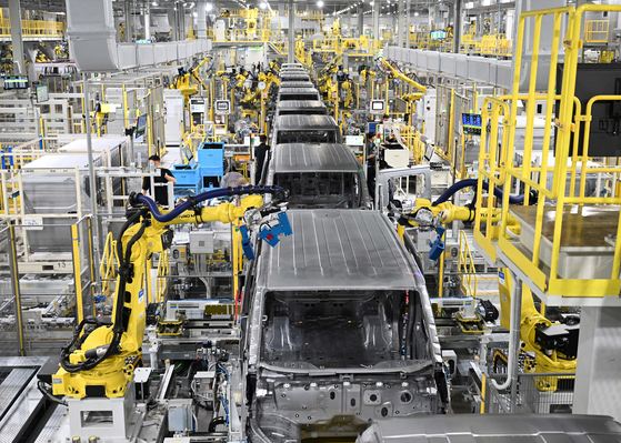 지난해 11월 문을 연 기아의 화성 ‘이보 플랜트(Evo Plant)’ 공장 전경. 산업용 로봇을 용접 작업에 전면 투입했다. [사진 현대차·기아]