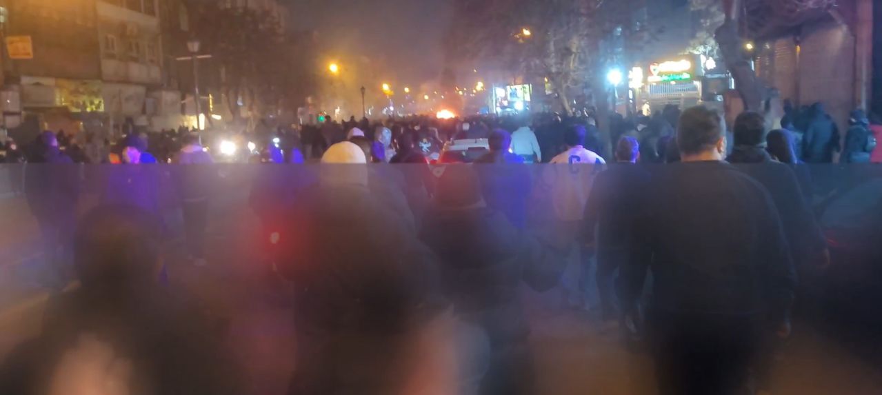 이란 테헤란 사타르 칸 거리에서 지난 18일(현지시간) 반체제 시위대 행진 모습. 흰 야구 점퍼를 입거나 청바지를 입은 청년들이 눈에 띈다. 사진 X 캡처