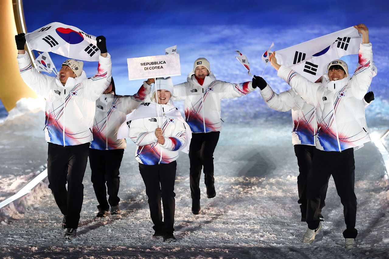 리비뇨에서 입장하는 한국 선수단. AP=연합뉴스