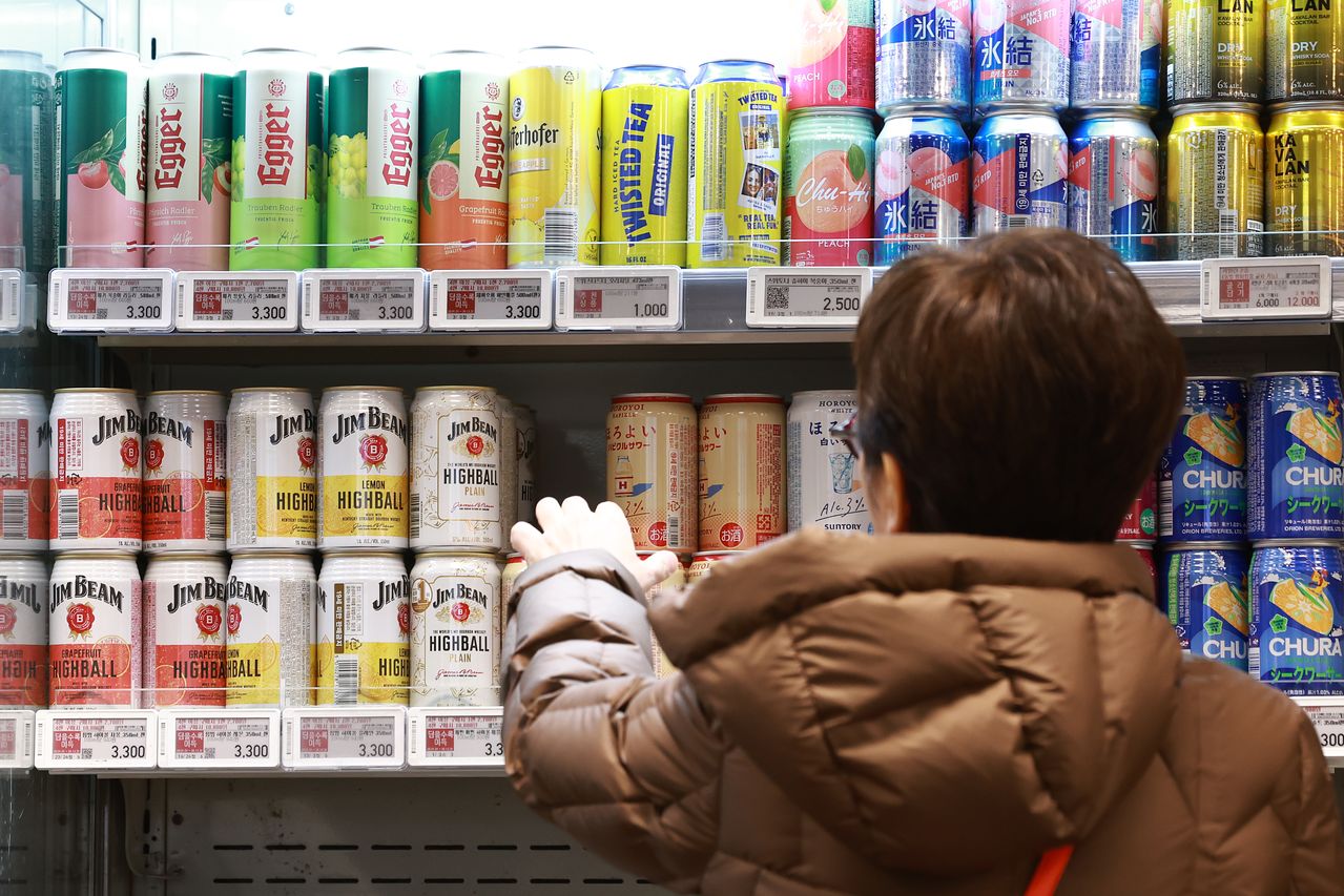 서울시내 한 마트의 하이볼 코너에서 한 시민이 제품을 고르고 있다. 연합뉴스