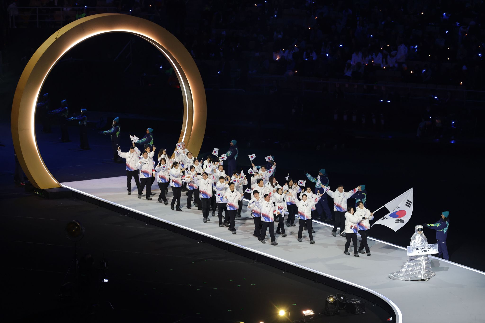6일(현지시간)이탈리아 밀라노 산시로 스타디움에서 열린 2026 밀라노 코르티나담페초 동계올림픽 개막식에서 대한민국 선수단이 입장하고 있다. 김종호 기자 