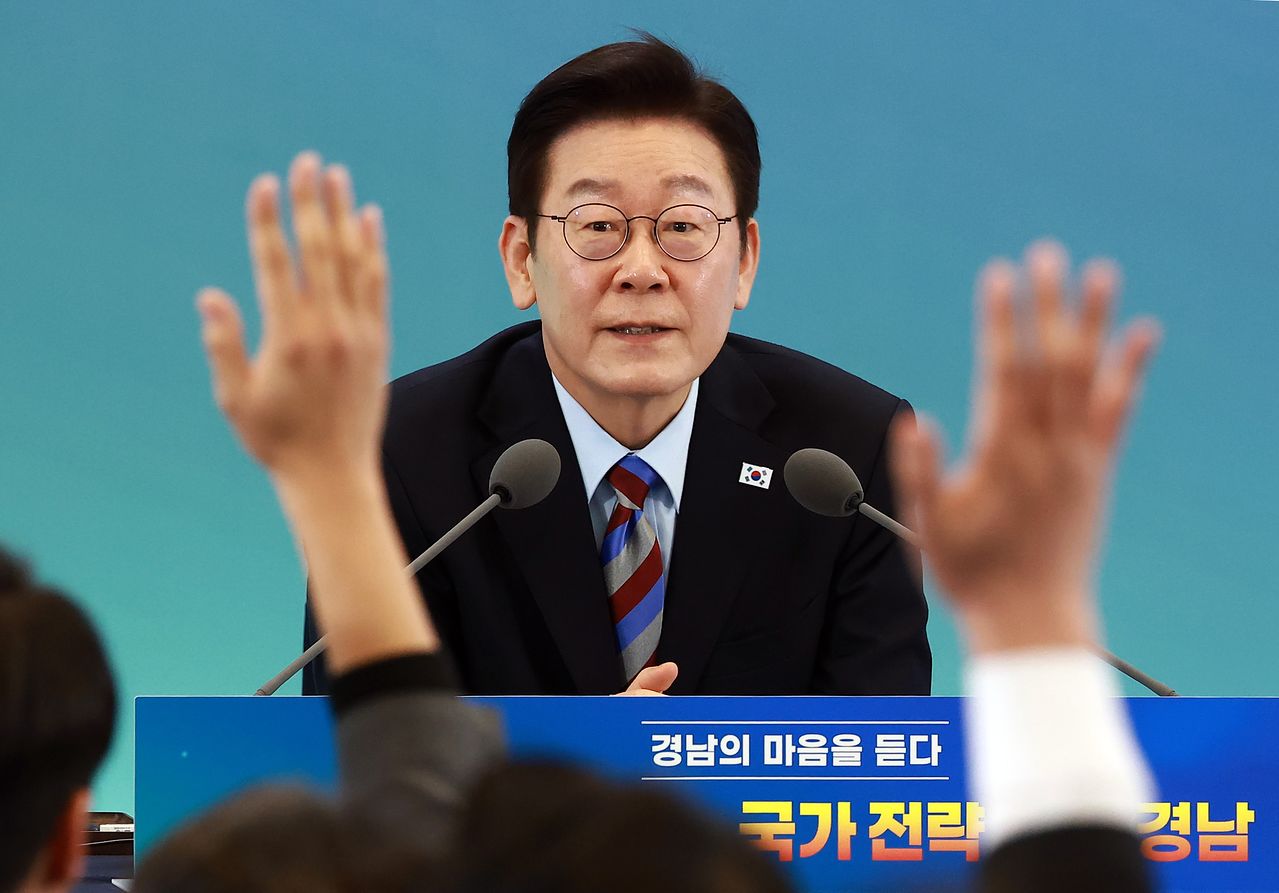 이재명 대통령이 지난 6일 오후 경남 창원컨벤션센터에서 열린 ‘경남의 마음을 듣다’ 타운홀미팅에서 질문을 받고 있다. 이 대통령은 역대 대통령과 달리 국민이나 공무원을 만나는 '직접 소통' 행사를 빈번하게 진행하고 있다. [청와대사진기자단]