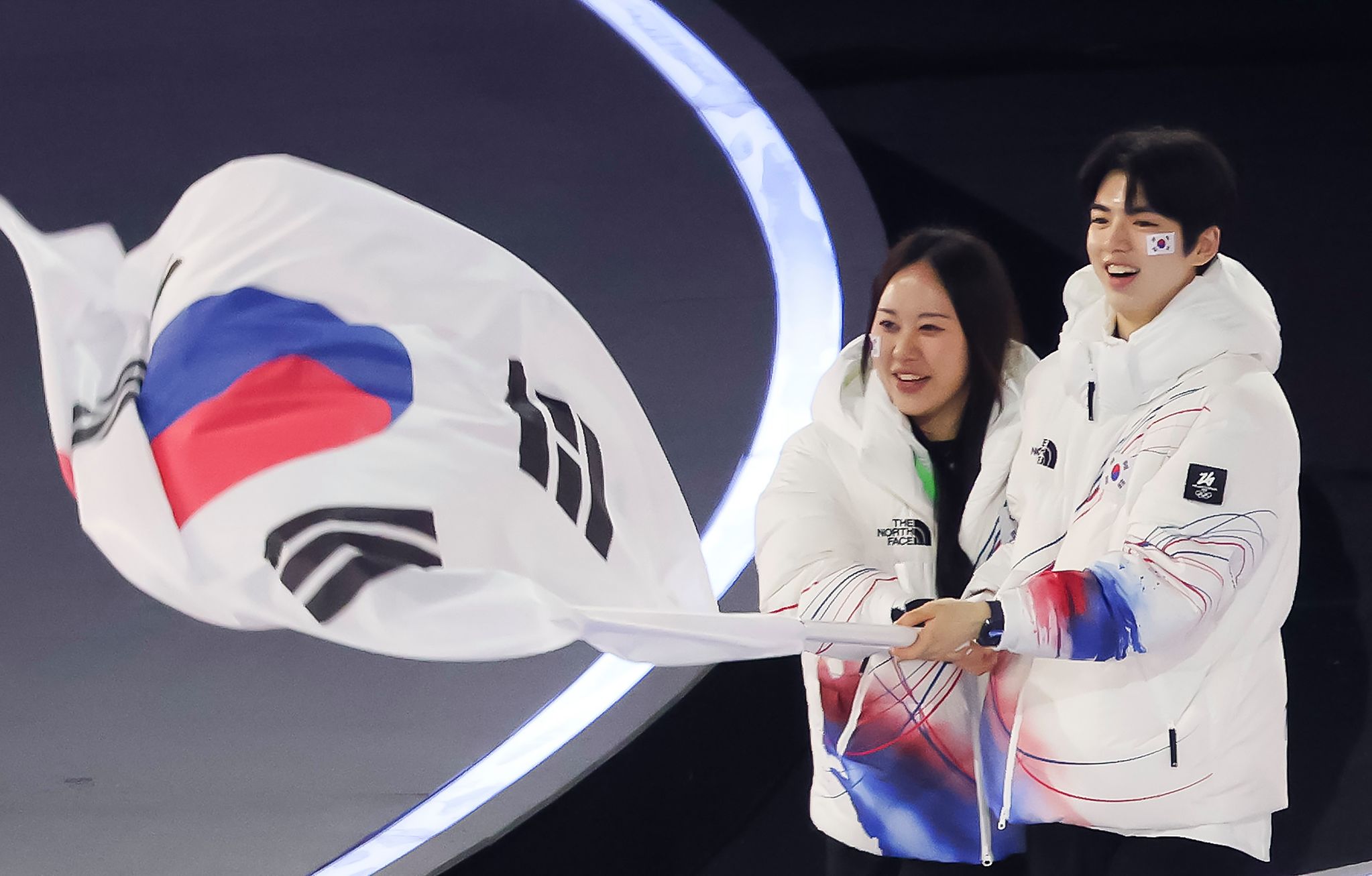 박지우(왼쪽), 차준환 선수가 기수로 나서 입장하고 있다. 뉴시스