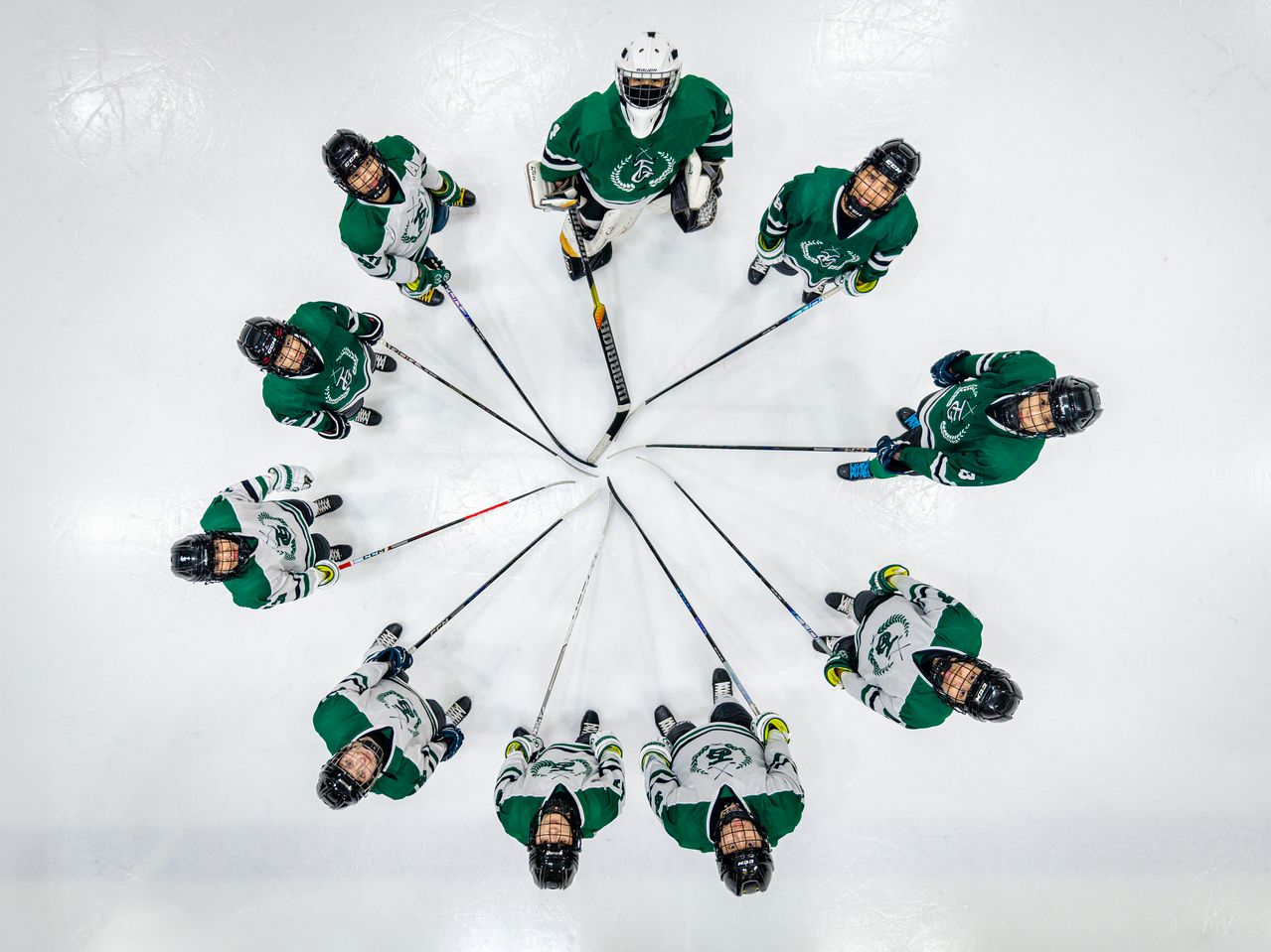 여성 아이스하키 동호회 ‘트리걸스’ 회원들이 고려대 아이스링크에서 스틱을 모은 채 화이팅을 외치고 있다. 김정훈 기자