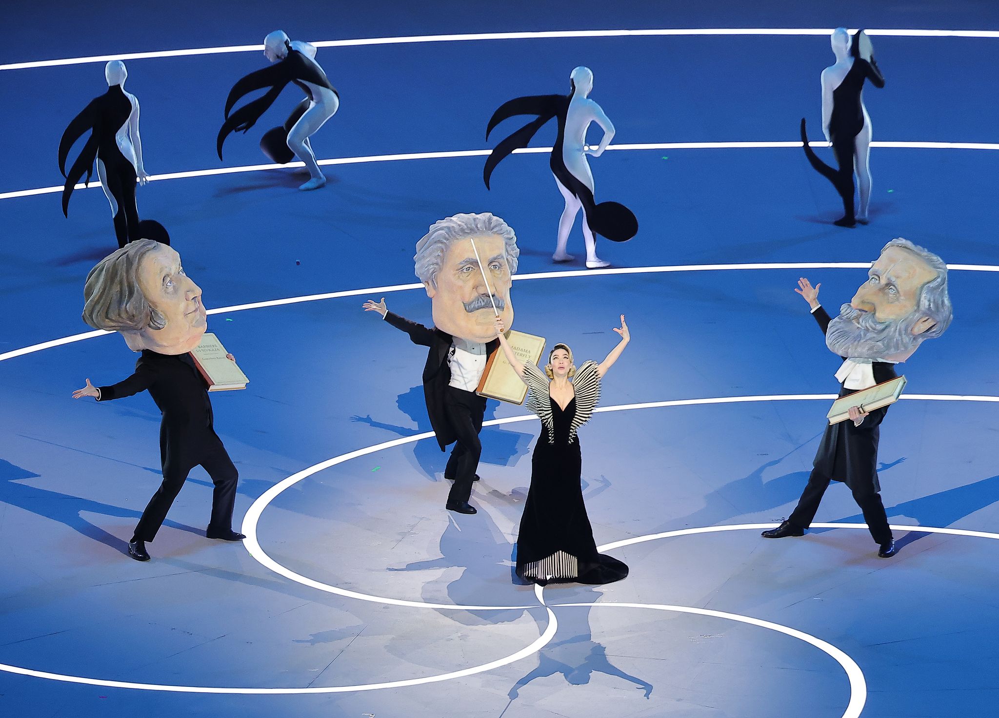 이탈리아 오페라의 거장 주세페 베르디와 자코모 푸치니, 조아키노 로시니를 분장한 출연진이 개회식에서 공연을 펼치고 있다. 뉴스1