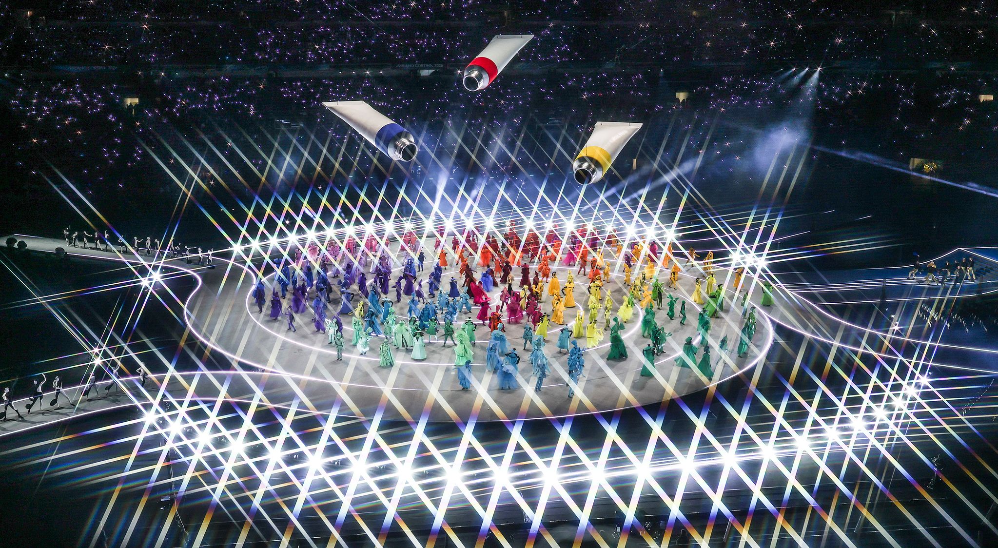 6일(현지시간) 열린 동계 올림픽 개막식에서 이탈리아 예술과 조화를 상징하는 대형 물감 튜브가 하늘에서 내려오는 모습이 연출되고 있다. 이번 개막식은 도시와 자연, 인간과 기술이 하나 되는 감동적인 무대를 통해 전 세계에 평화와 연대의 메시지를 전한다. 뉴시스