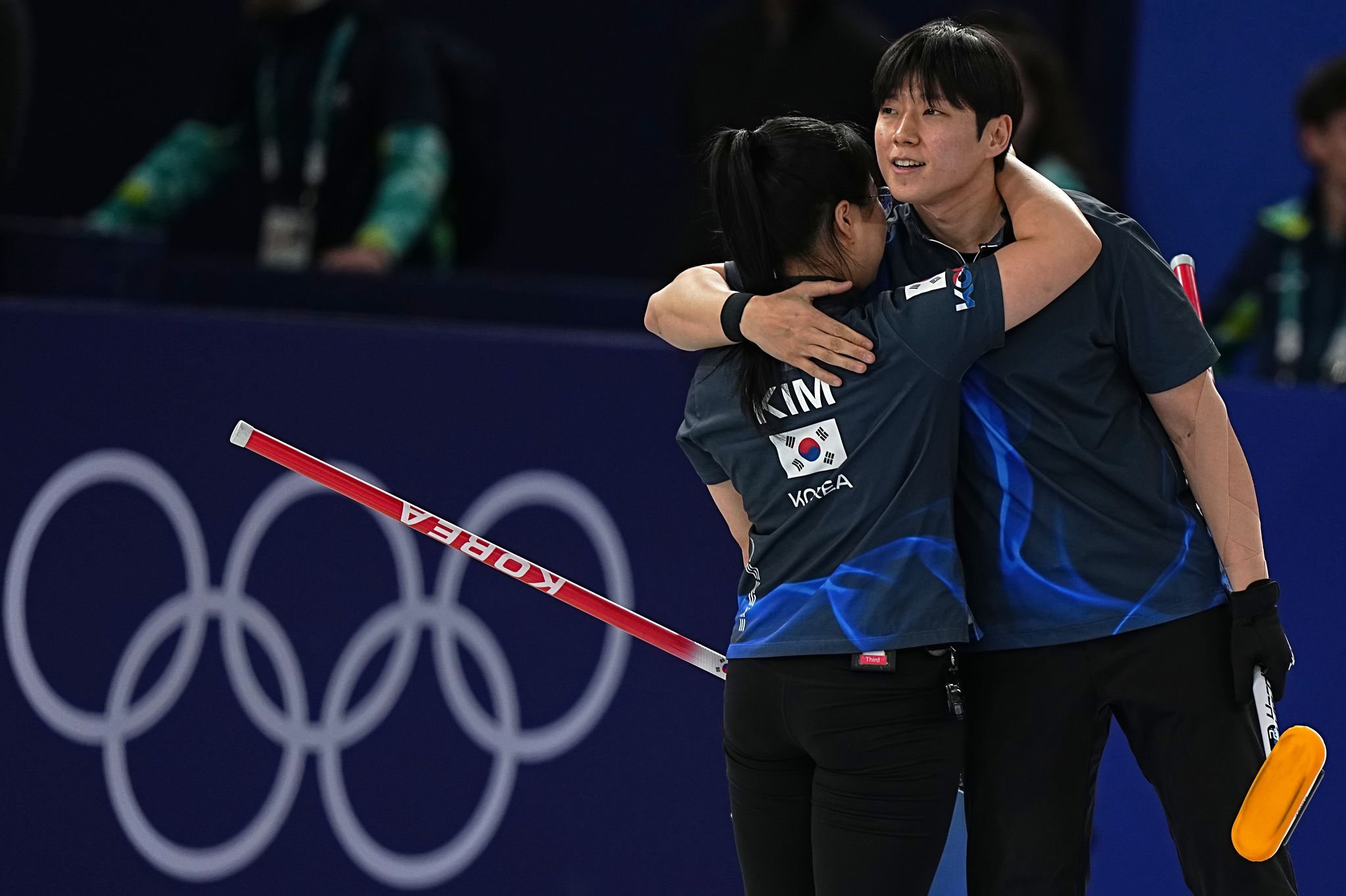 컬링 믹스더블에서 미국팀에 승리한 김선영-정영석이 승리한 뒤 기뻐하고 있다. AP=연합뉴스