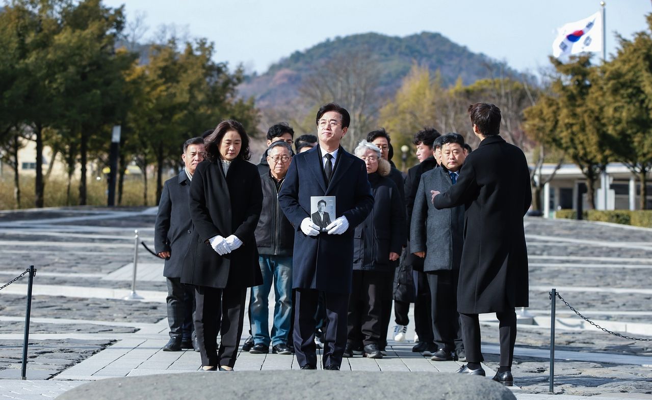 6월 3일 치러지는 지방선거에서 대전특별시장 출마를 준비 중인 허태정 전 대전시장이 경남 김해 봉하마을을 찾아 고(故) 노무현 전 대통령의 묘역을 참배하고 있다. [사진 허태정]