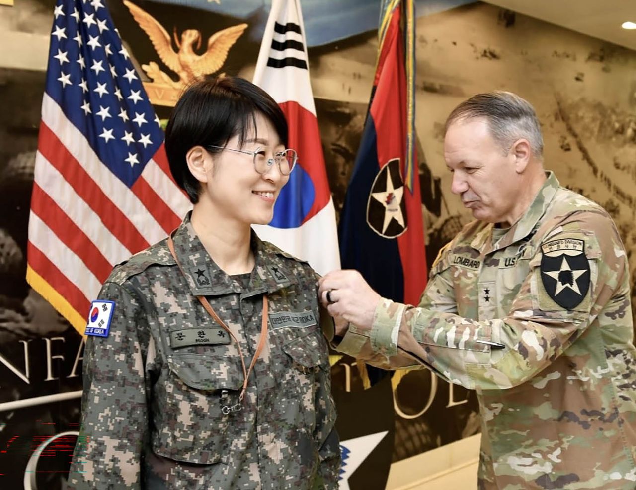 한미연합사단 문한옥 준장과 찰스 롬바르도 사단장. 사진 주한미군