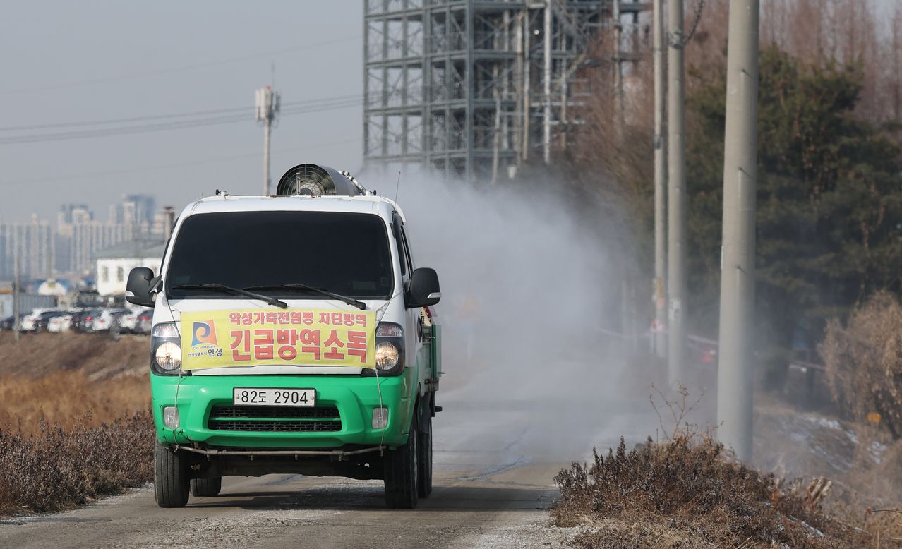 아프리카돼지열병(ASF)이 잇따라 발생하며 방역에 비상이 걸린 가운데 지난달 26일 경기 안성시 미양면 일대에서 안성시 관계자가 집중 소독 및 방역 작업을 하고 있다. 경기 안성시 미양면의 한 돼지 사육농가에서 ASF 양성 판정받은 지 하루만인 지난 24일 경기 포천에 있는 양돈농장에서도 아프리카돼지열병(ASF)이 확진됐다. 뉴스1