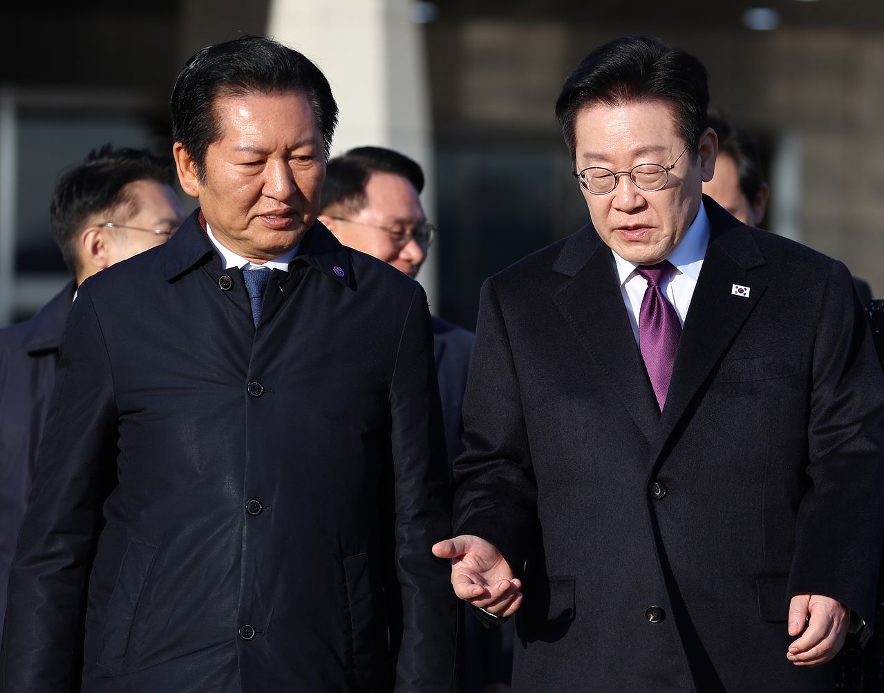 이재명 대통령이 지난달 13일 성남 서울공항에서 공군 1호기로 이동하며 더불어민주당 정청래 대표와 대화하고 있다. 이 대통령은 이 자리에서 정 대표와 공소청 검사의 보완수사권에 대한 대화를 주고받았다고 한다. 연합뉴스