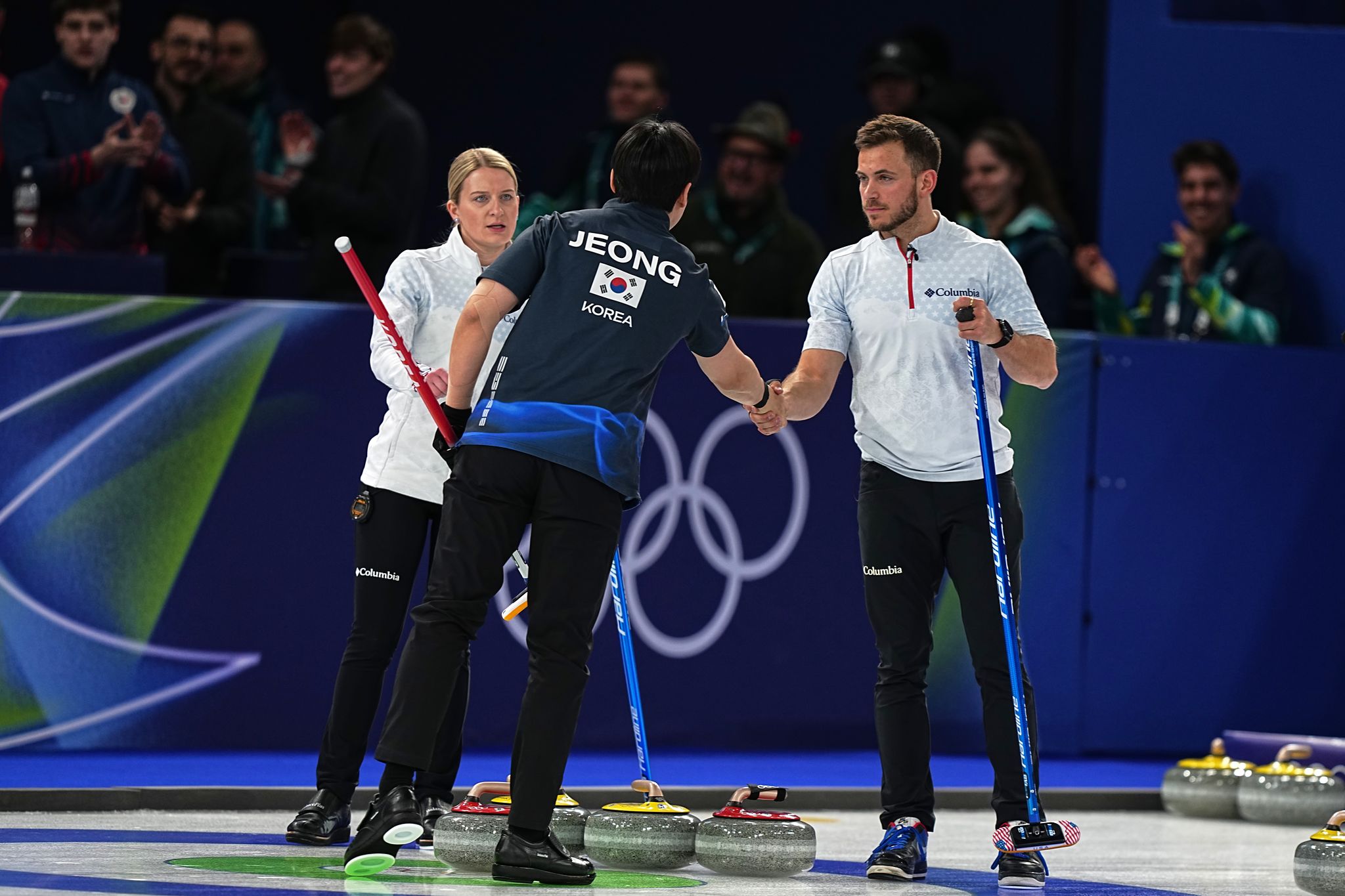경기 종료 후 미국 팀과 인사하는 정영석. AP=연합뉴스