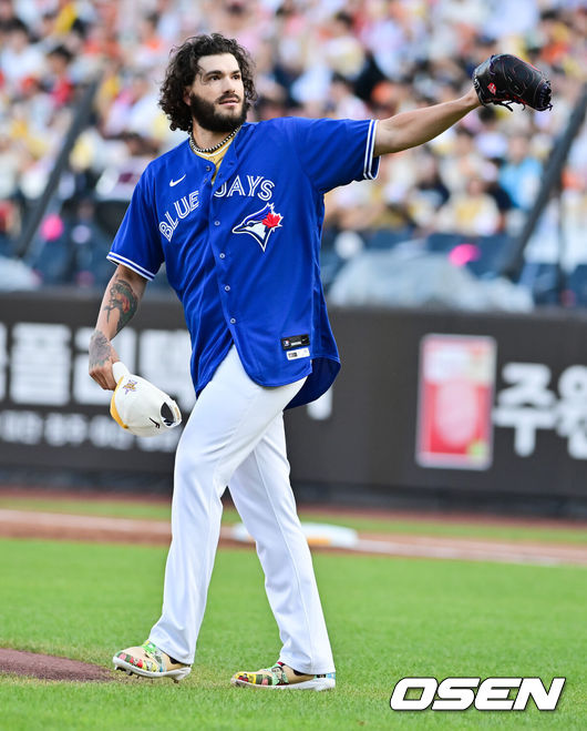 [OSEN=대전, 박준형 기자] 12일 오후 대전 한화생명볼파크에서 2025 신한 SOL뱅크 KBO 올스타전이 열렸다. 한화 폰세가 류현진의 토론토 유니폼을 입고 팬들에게 인사하고 있다. 2025.07.12 / soul1014@osen.co.kr