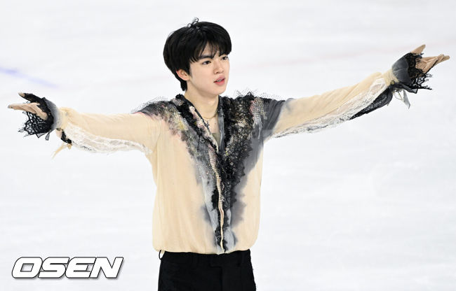 [OSEN=조은정 기자] 4일 서울 양천구 목동아이스링크장에서 ‘제80회 전국남녀 피겨스케이팅 종합선수권대회’가 열렸다.지난해 11월 국가대표 1차 선발전을 치른 피겨스케이팅은 피겨스케이팅 국가대표 최종 선발전을 겸한 이번 대회 성적까지 합산해 남녀 싱글 부문 각각 상위 2명, 아이스댄스 1개 팀에 다음달 열리는 2026 밀라노·코르티나담페초 동계올림픽 출전 티켓을 부여한다.차준환이 남자 시니어 싱글 프리 프로그램 연기를 마친 뒤 인사를 하고 있다. 2026.01.04 /cej@osen.co.kr