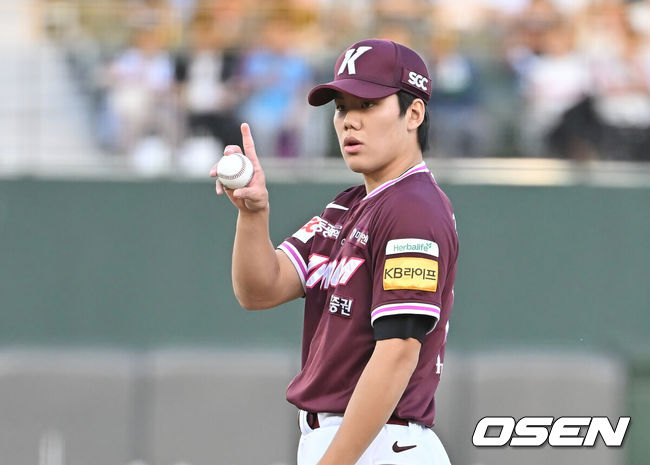 [OSEN=부산, 이석우 기자] 4일 부산 사직야구장에서 2025 신한 SOL 뱅크 KBO 리그 롯데 자이언츠와 키움 히어로즈의 경기가 열렸다. 홈팀 롯데는 박세웅이, 방문팀 키움은 김윤하가 선발 출전했다. 키움 히어로즈 선발 투수 김윤하가 사인을 보내고 있다. 2025.06.04 / foto0307@osen.co.kr