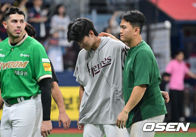 [OSEN=고척, 박준형 기자] 키움 히어로즈 투수 김윤하는 16연패 탈출까지 아웃카운트 하나만 남겨뒀지만 팀이 충격적인 역전패를 당하고 말았다. 롯데는 2일 서울 고척스카이돔에서 열린 ‘2025 신한은행 SOL Bank KBO리그’ 키움과의 경기에서 9회 극적인 3-2 역전승을 거뒀다. 경기종료 후 키움 김건희가 승리를 놓친 김윤하를 다독이고 있다.   2025.08.02 / soul1014@osen.co.kr