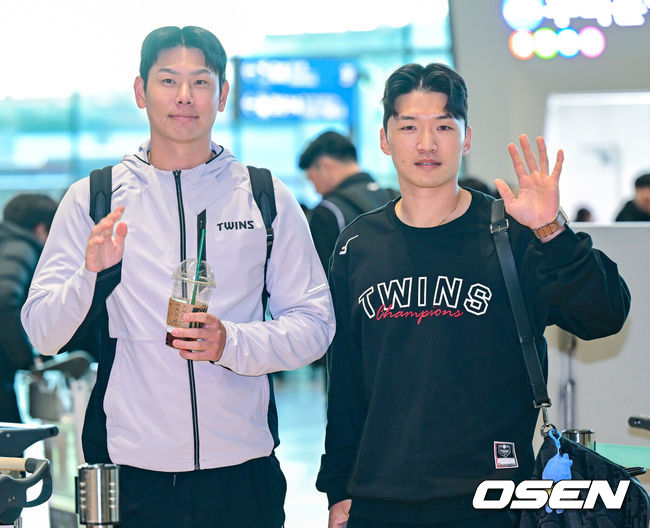 [OSEN=인천공항, 최규한 기자] 프로야구 LG 트윈스가 22일 오후 2026 시즌을 준비하기 위해 22일 오후 인천공항을 통해 미국으로 출국했다. LG는 오는25일부터2월22일까지 미국 애리조나에서1차 스프링캠프를 치른다. 이후 일본 오키나와로 이동. LG 홍창기가 박해민과 함께 출국 전 인사를 전하고 있다. 2026.01.22 / dreamer@osen.co.kr