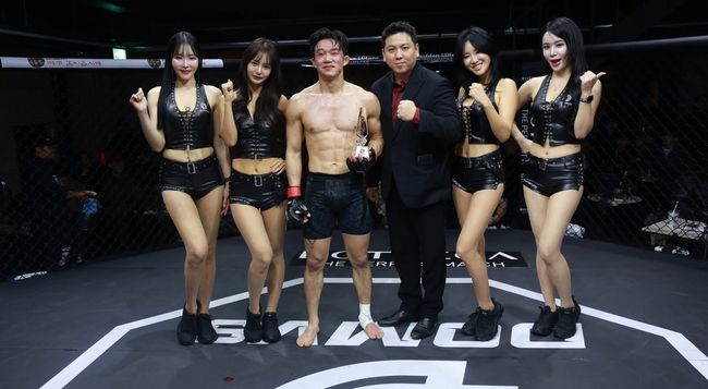 송현우는 7일 서울 압구정에서 열린 격투기 대회 ‘도무스(DOMVS) 003’에서 송호준 상대로 2라운드 종료 판정승을 거뒀다. / 도무스