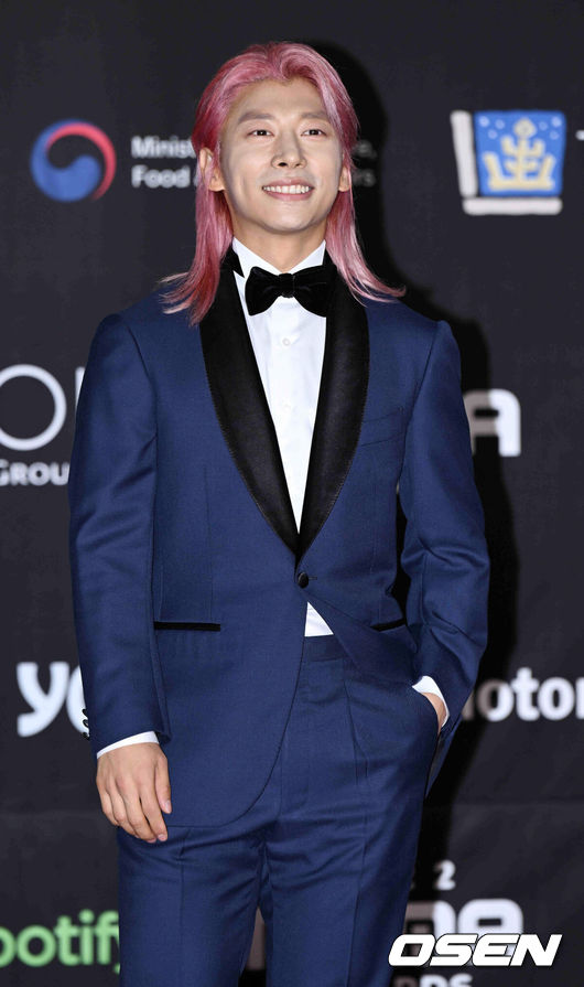 [OSEN=일본(오사카), 이대선 기자] 29일 오후 일본 오사카시 니시구 교세라돔에서 ‘2022 마마 어워즈(2022 MAMA AWARDS)’ 레드카펫에 행사가 열렸다.쇼트트랙 선수 곽윤기가 포토월에서 포즈를 취하고 있다. 2022.11.29 /sunday@osen.co.kr