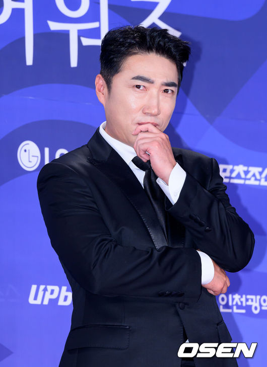 [OSEN=이대선 기자] 제4회 청룡시리즈어워즈 레드카펫 및 포토월 행사가 18일 인천 파라다이스시티에서 열렸다.청룡시리즈어워즈는 2022년 대한민국 최초로 시도된 오리지널 스트리밍 시리즈를 대상으로 하는 시상식이다. 사회는 전현무와 임윤아로 4년 연속 호흡을 맞춘다.개그맨 장동민이 레드카펫을 밟고 있다. 2025.07.18 /sunday@osen.co.kr