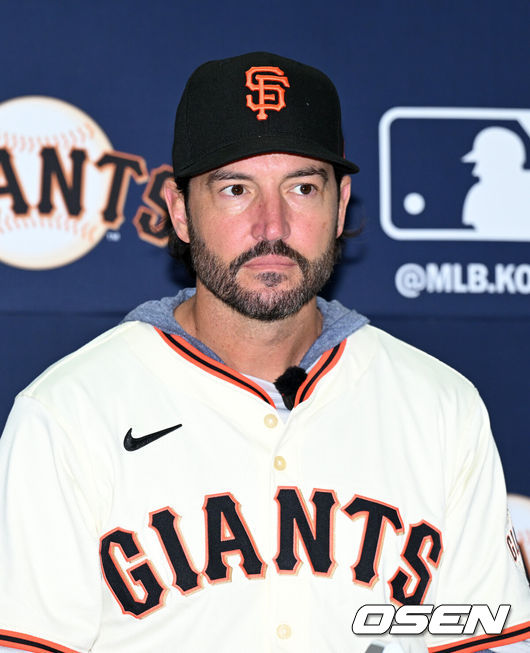 [OSEN=이천, 이대선 기자] 7일 오후 경기 이천 LG 챔피언스파크에서 샌프란시스코 자이언츠 미디어데이가 열렸다.샌프란시스코 구단은 이정후와 비텔로 감독, 윌리 아다메스가 참여하는 방한 프로그램을 진행 중이다. 이번 샌프란시스코의 한국 방문에는 래리 베어 CEO, 버스터 포지 사장, 잭 미나시안 단장 등 구단 주요 인사들이 함께한다.샌프란시스코 토니 비텔로 감독이 취재진의 질문을 듣고 있다. 2026.01.07 /sunday@osen.co.kr