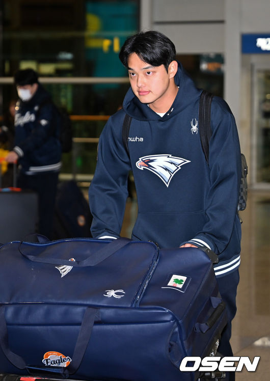 [OSEN=인천공항, 민경훈 기자] 프로야구 한화 이글스가 2026 시즌을 준비하기 위해 23일 오전 인천공항을 통해 호주 멜버른으로 1차 스프링캠프를 떠났다. 김경문 감독이 이끄는 한화 선수단은 코치진 17명, 선수 46명을 합해 63명으로 1차 스프링캠프 명단을 꾸렸다. 한화 문동주가 출국길에 오르고 있다. 2026.01.23 / rumi@osen.co.kr