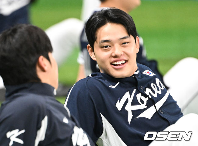 [OSEN=고척, 조은정 기자]류지현 감독이 이끄는 야구 대표팀이 5일 고척스카이돔에서 훈련을 진행했다. 대표팀은 오는8일과 9일고척스카이돔에서 열리는 2025 K-베이스볼 시리즈 체코 대표팀과의 2경기를 시작으로15일과 16일 양일에 걸쳐 도쿄돔에서 일본 대표팀과 2경기를 치른다.야구대표팀 문동주가 몸을 풀고 있다. 2025.11.05 /cej@osen.co.kr