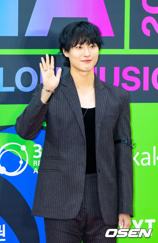 [OSEN=박준형 기자] 2025 멜론뮤직어워드(MMA2025)가 20일 오후 서울 고척스카이돔에서 진행됐다. 이날 행사에는 지드래곤(G-DRAGON), 박재범, 10CM, 지코, 엑소(EXO), 우즈(WOODZ), 제니(JENNIE), 에스파(aespa), 아이브(IVE), 한로로, 보이넥스트도어(BOYNEXTDOOR), 라이즈(RIIZE), 플레이 브(PLAVE), 엔시티 위시(NCT WISH), 아일릿(ILLIT), 하츠투하츠(Hearts2Hearts), 키키(Kiki), 올데 이 프로젝트(ALLDAY PROJECT), 아이딧(IDID), 알파드라이브원(ALPHA DRIVE ONE) 등 초호화 아티스트 라인업으로 꾸려졌다. 가수 우즈가 포즈를 취하고 있다    2025.12.20 / soul1014@osen.co.kr