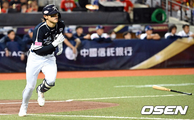 [OSEN=타이베이(대만), 이대선 기자] 13일 오후 대만 타이베이돔에서 세계야구소프트볼연맹(WBSC) 프리미어12 2024 B조 1차전 대한민국과 대만의 경기가 열렸다.대한민국은 1차전 선발투수로 고영표, 대만은 린위민을 내세웠다.1회초 2사 한국 김도영이 외야 뜬공을 날리고 있다. 2024.11.13 /sunday@osen.co.kr