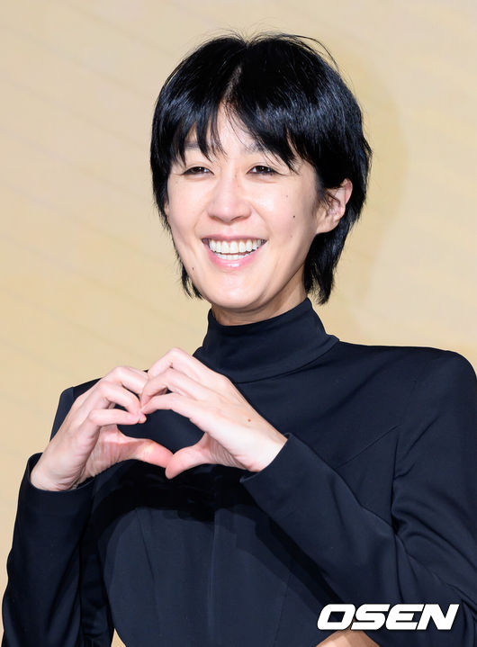 [OSEN=이대선 기자] 14일 서울 마포구 호텔 나루 서울 엠갤러리에서 넷플릭스 '솔로지옥' 시즌5 제작발표회가 열렸다.'솔로지옥'은 커플이 되어야만 나갈 수 있는 외딴 섬, ‘지옥도’에서 펼쳐질 솔로들의 솔직하고 화끈한 데이팅 리얼리티쇼로 오는 1월 20일(화) 오직 넷플릭스에서 만날 수 있다.방송인 홍진경이 포토타임을 가지고 있다. 2026.01.14 /sunday@osen.co.kr