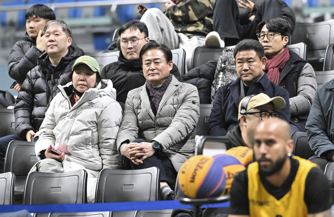 [사진] KXO SUPER STOP을 관전중인 신영재 홍천군수 / KXO 제공