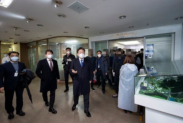 코로나19 사태가 한창이던 지난 2020년 2월 25일 당시 경기도지사였던 이재명 대통령이 경기도 특사경(특별사법경찰)과 함께 과천 소재 신천지예수교회 총회본부를 찾아 강제 조사를 벌이고 있다. 사진=경기도