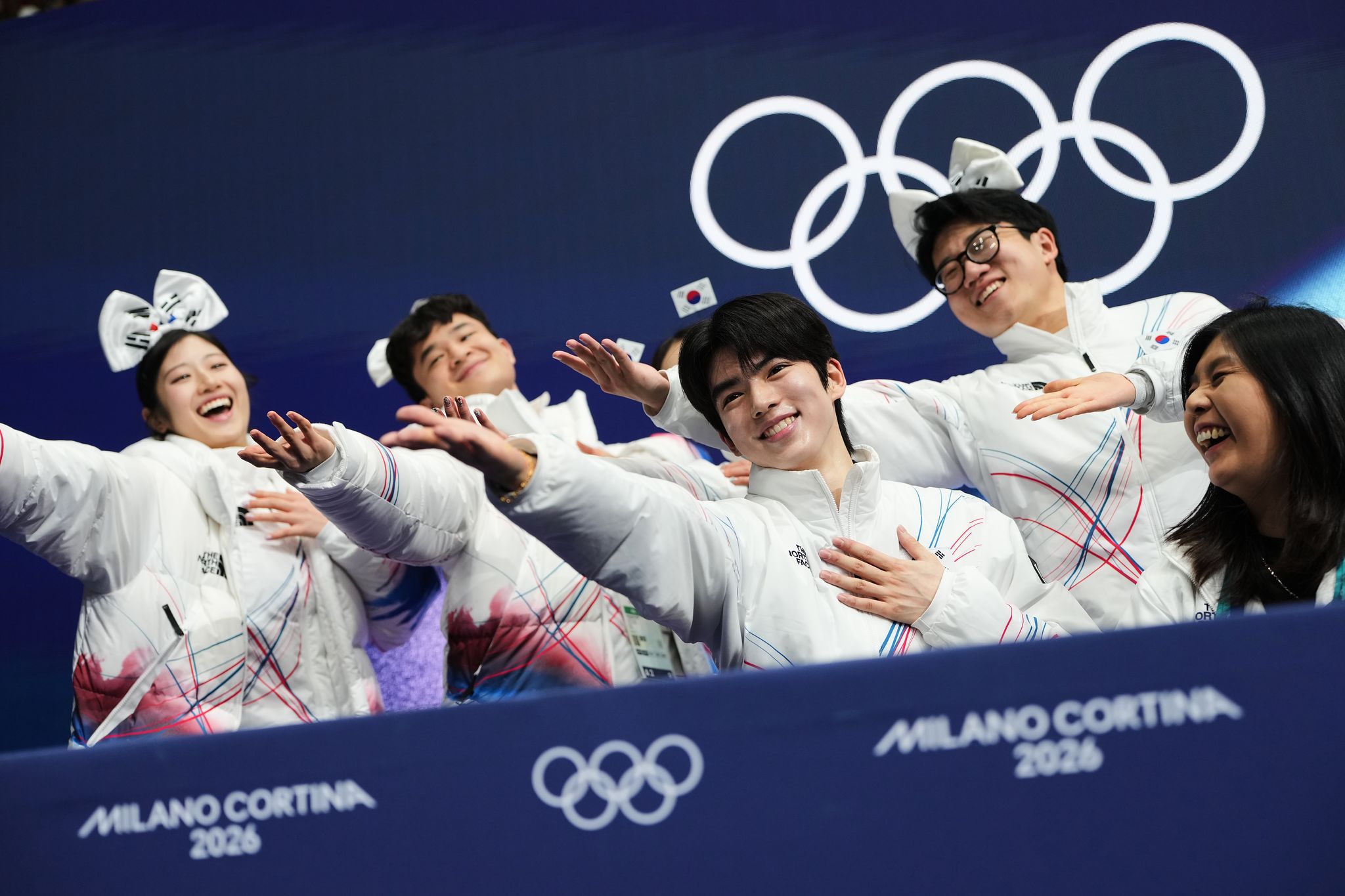 팀 이벤트(단체전) 남자 싱글 쇼트 프로그램에 출전한 차준환이 연기를 마친 뒤 다른 선수들과 포즈를 취하고 있다. AP=연합뉴스