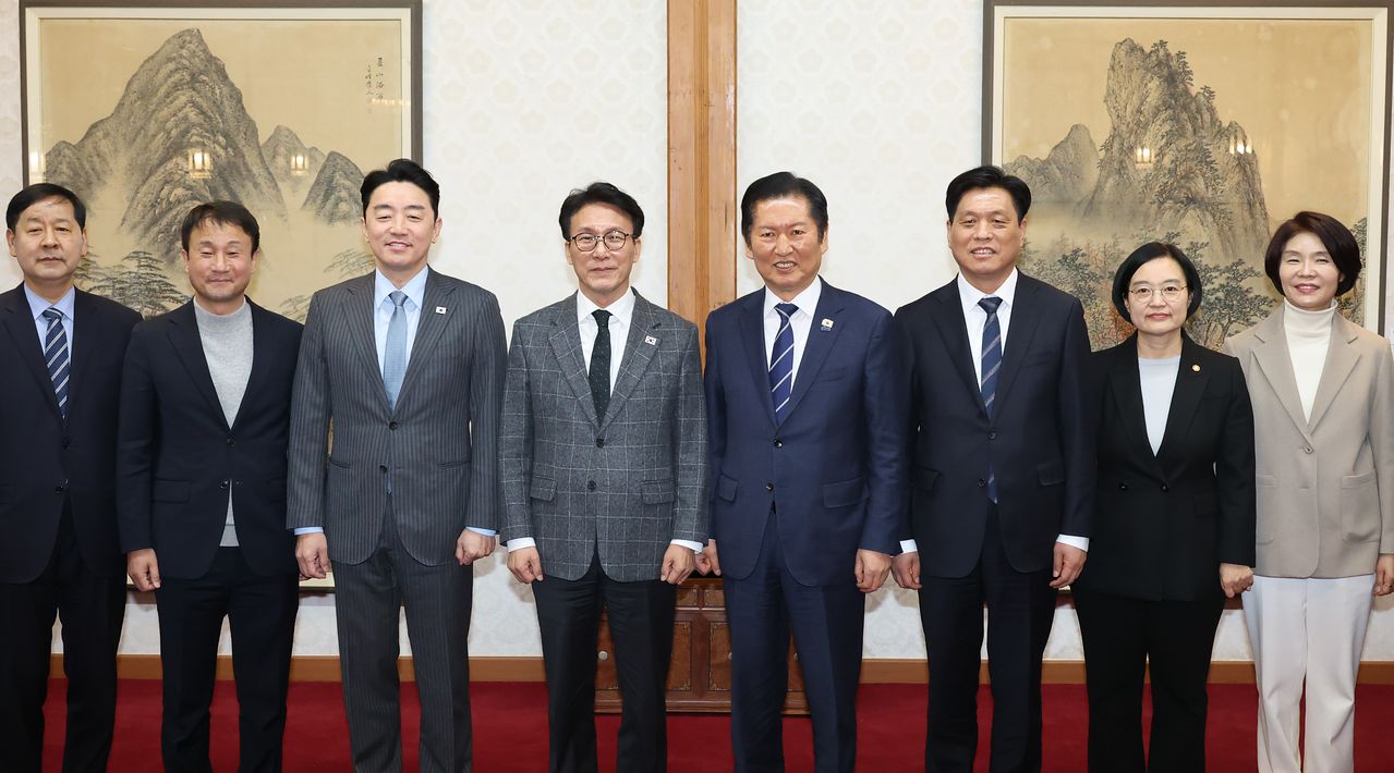 김민석 국무총리, 정청래 더불어민주당 대표, 강훈식 대통령비서실장이 8일 오후 서울 종로구 국무총리공관에서 열린 제6차 고위당정협의회에서 참석자들과 기념촬영을 하고 있다. 김성룡 기자