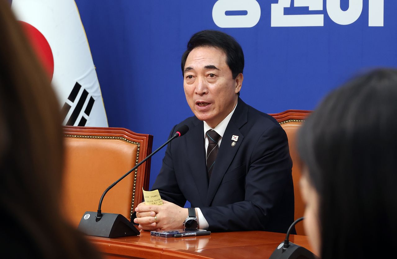 박수현 더불어민주당 수석대변인이 8일 국회에서 현안 관련 기자간담회를 열고 있다. 연합뉴스