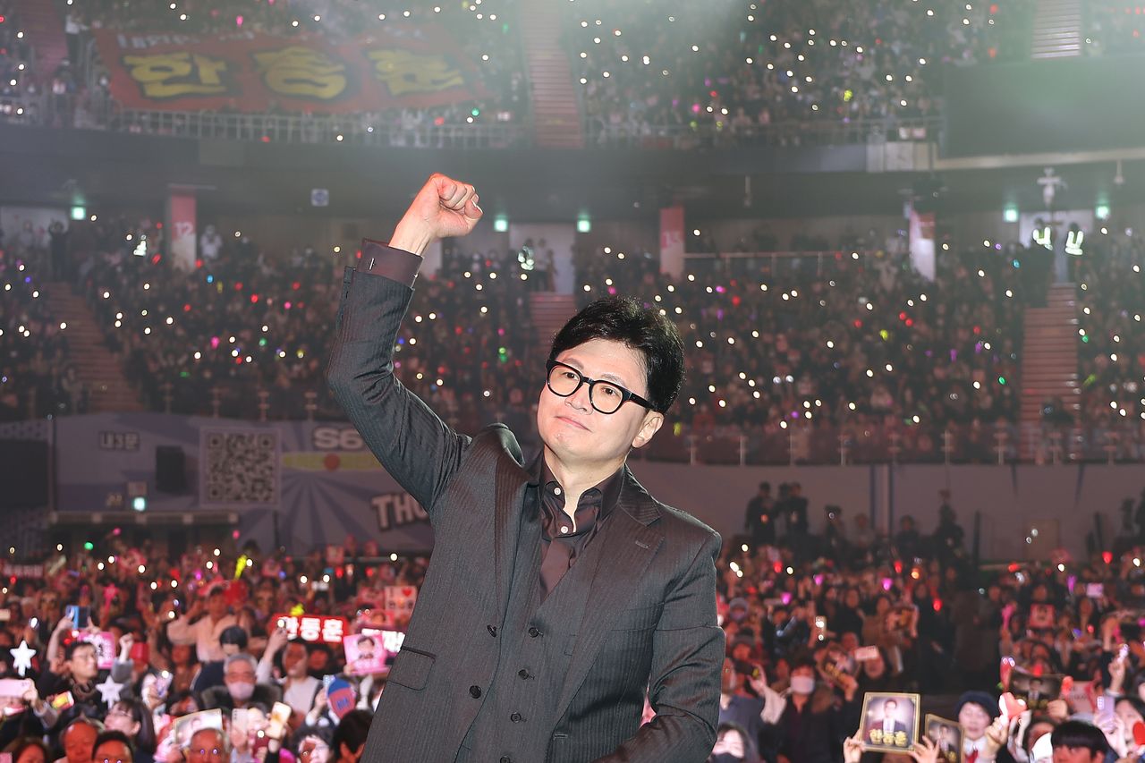 한동훈 전 국민의힘 대표가 8일 서울 송파구 잠실실내체육관에서 열린 자신의 토크콘서트에서 지지자들의 환호에 답하고 있다.[연합뉴스]