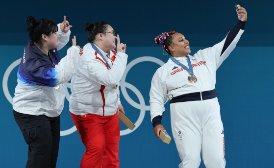 역도 박혜정 선수가 지난 2024년 프랑스 파리 아레나 파리 쉬드6에서 열린 2024파리올림픽 역도 여자 +81㎏급에서 준우승을 차지한 뒤 열린 시상식에서 수상자들과 삼성전자 휴대폰으로 빅토리 셀피 찍고 있다. 연합뉴스