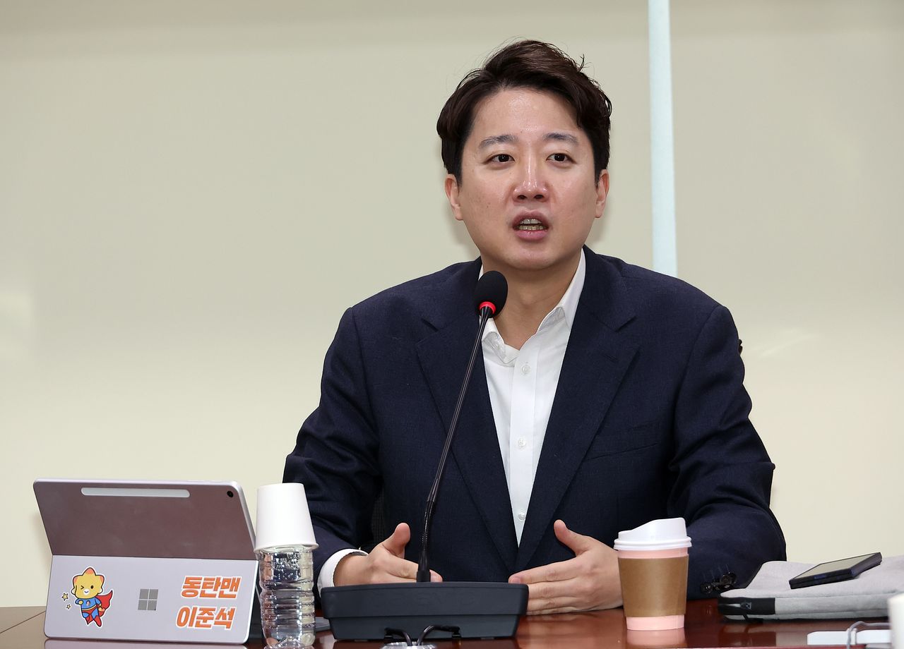 국민의힘 소장파 초·재선 의원 모임인 '대안과 미래' 소속 의원들이 3일 국회 의원회관에서 개혁신당 이준석 대표를 초청해 '위기의 한국 보수에 대한 진단과 해법!' 토론회를 열고 있다. 연합뉴스