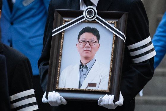 2019년 1월 4일 서울 종로구 서울적십자병원에서 고(故) 임세원 강북삼성병원 정신건강의학과 교수의 발인이 엄수되고 있다. 뉴스1