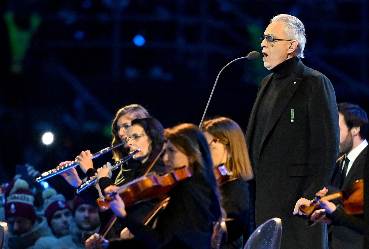 이탈리아 출신 성악가 안드레아 보첼리가 6일(현지시간) 동계올림픽 개회식에서 노래를 부르고 있다. [사진 연합뉴스]