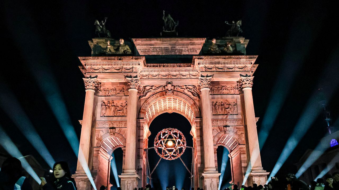 2026 밀라노ㆍ코르티나담페초 동계올림픽이 개막한 6일(현지시간) 이탈리아 밀라노 '평화의 아치'(아르코 델라 파체, Arco della Pace) 성화대에 점화된 성화가 타오르고 있다.[ 사진 연합뉴스]