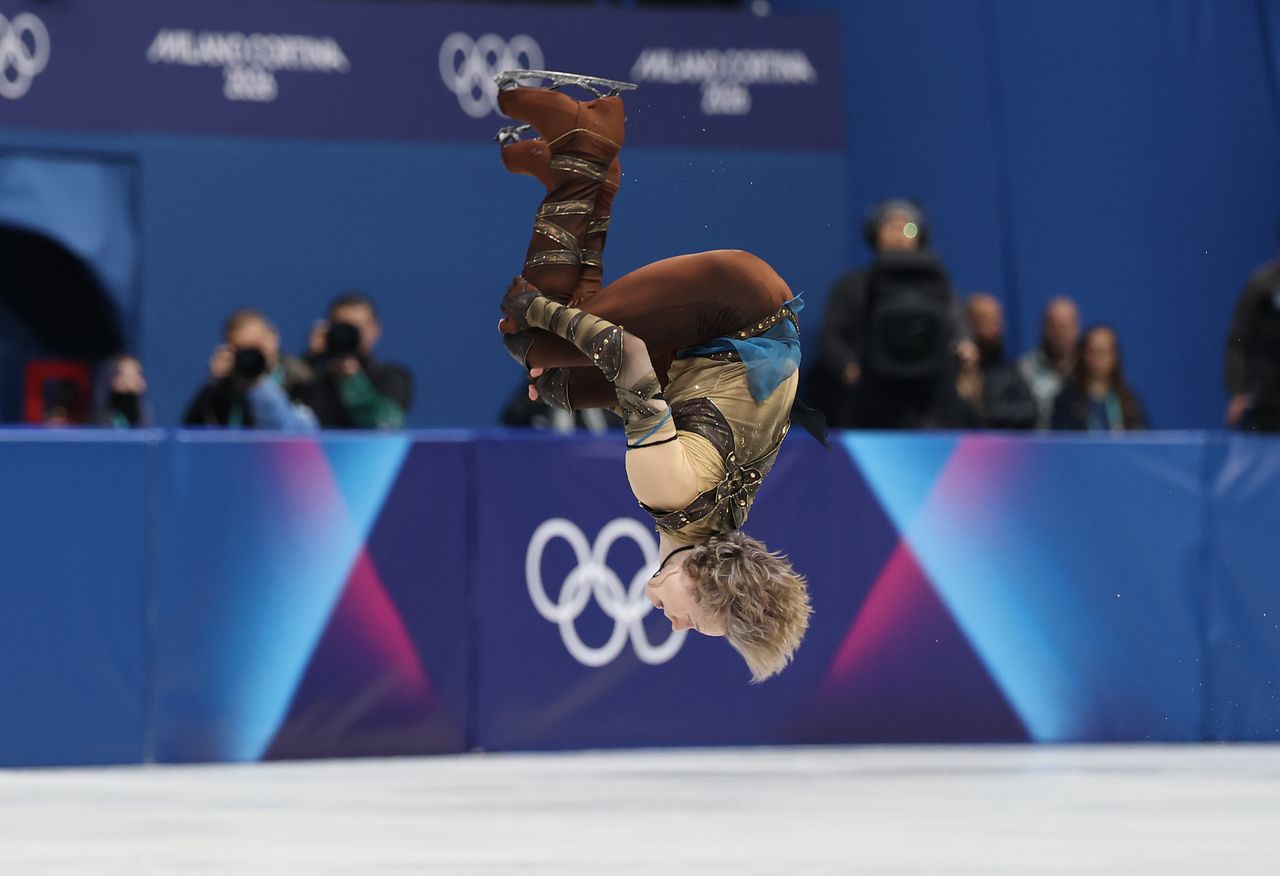 7일(현지시간) 이탈리아 밀라노 아이스스케이팅 아레나에서 열린 2026 밀라노-코르티나담페초 동계올림픽 피겨스케이팅 팀 이벤트 남자 싱글 쇼트 프로그램.   미국 일리야 말리닌이 연기를 펼치고 있다. 연합뉴스