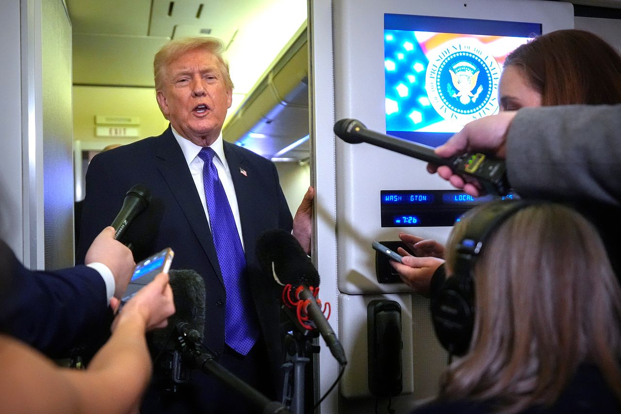 도널드 트럼프 대통령이 지난 6일(현지시간) 미국 메릴랜드주 앤드루스 합동기지에서 플로리다주 웨스트팜비치로 향하는 에어포스 원 기내에서 기자들과 대화하고 있다. AP=연합뉴스