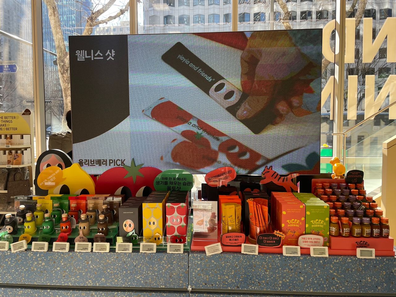 서울 광화문 올리브베러 1호점. 아침에 눈을 떴을 때부터 잠들 때까지 고객의 24시간 루틴을 관리한다는 취지로 다양한 상품군을 아우른다. 김세린 기자