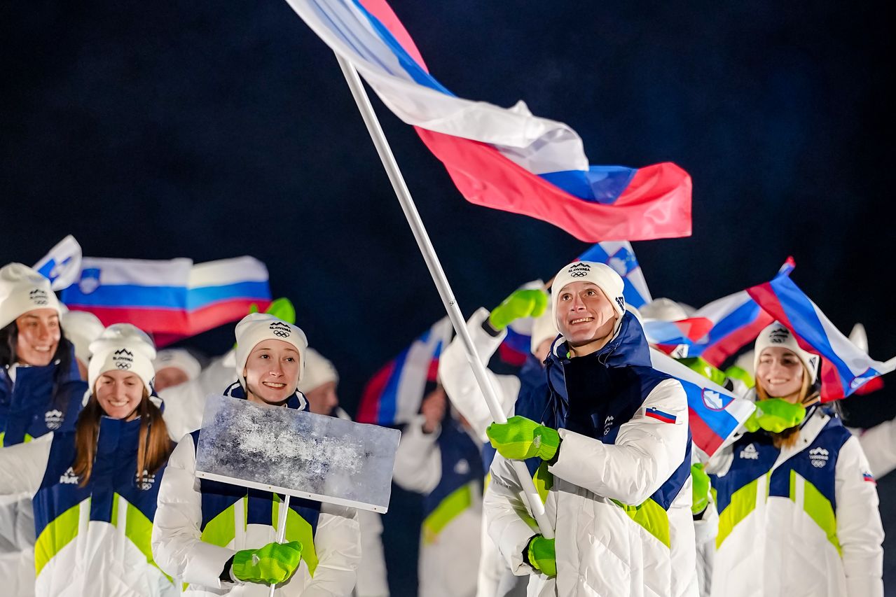 공동기수인 니카와 도멘 프레브츠 남매(맨앞 왼쪽부터)가 앞장선 가운데 7일(한국시간) 열린 2026 밀라노.코르티나담페초 동계올림픽 개막식에서 슬로베니아 선수단이 행진하고 있다. [AP=연합뉴스}