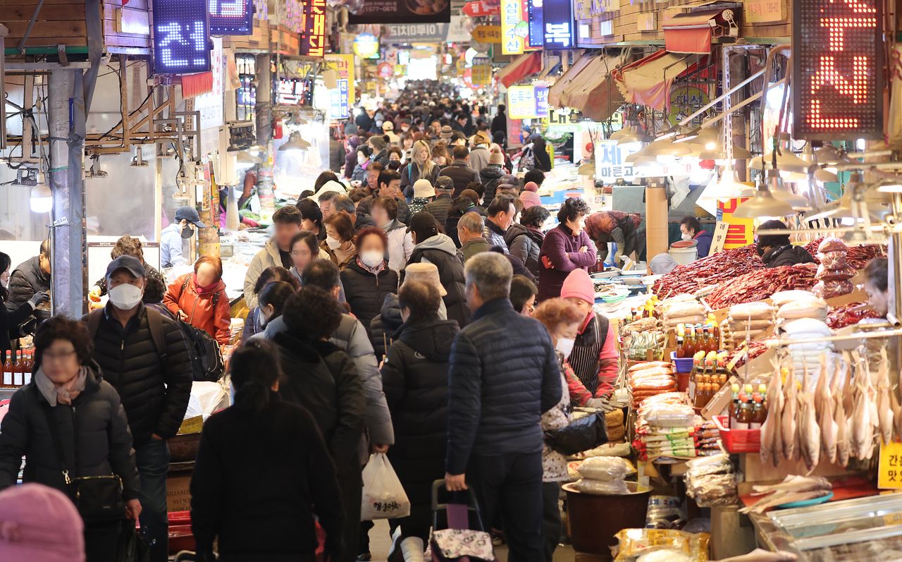 설 연휴를 앞둔 4일 부산 부산진구 부전시장을 찾은 시민들이 제수용 생선 등을 구입하고 있다. 연합뉴스