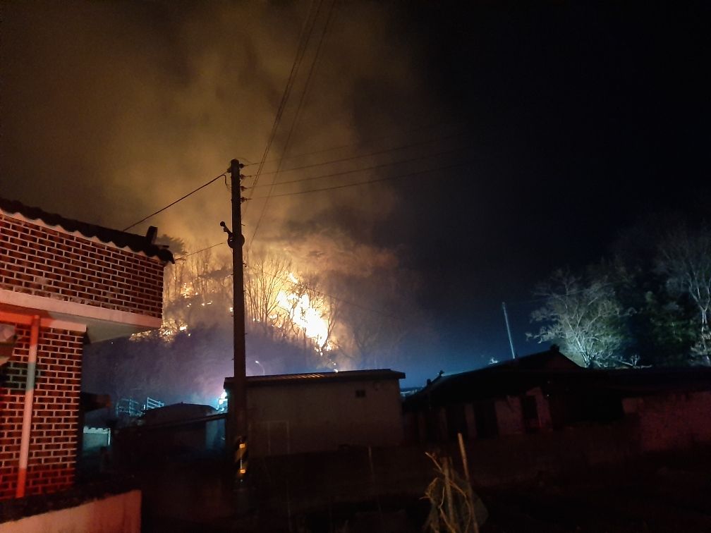 8일 오전 경북 포항시 북구 죽장면 지동리 야산에서 산불이 발생해 소방당국이 진화 작업을 하고 있다. 사진 경북소방본부