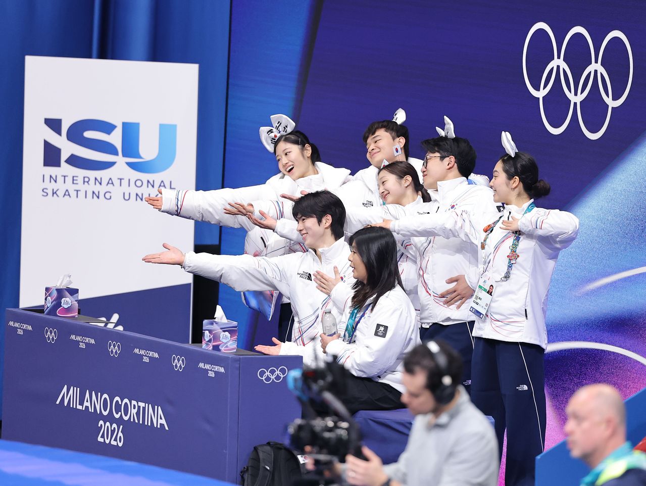 단체전 남자 싱글 쇼트프로그램 차준환의 연기가 끝난 뒤 다같이 세리머니를 하는 한국 선수들. 연합뉴스