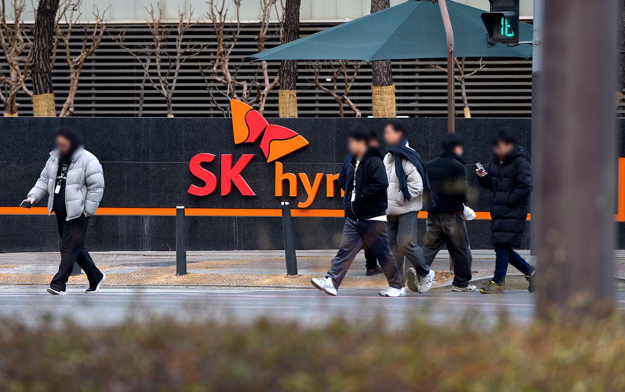 충북 청주 SK하이닉스 청주캠퍼스 정문 앞으로 관계자들이 이동하고 있다. 김성태 객원기자