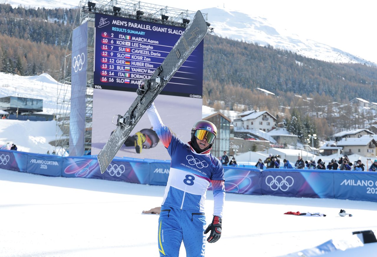 8일(현지시간) 이탈리아 리비뇨 스노파크에서 열린 2026 밀라노-코르티나담페초 동계올림픽 스노보드 남자 평행 대회전 결승에 출전한 김상겸이 은메달을 확정 지은 뒤 기뻐하고 있다. 연합뉴스 